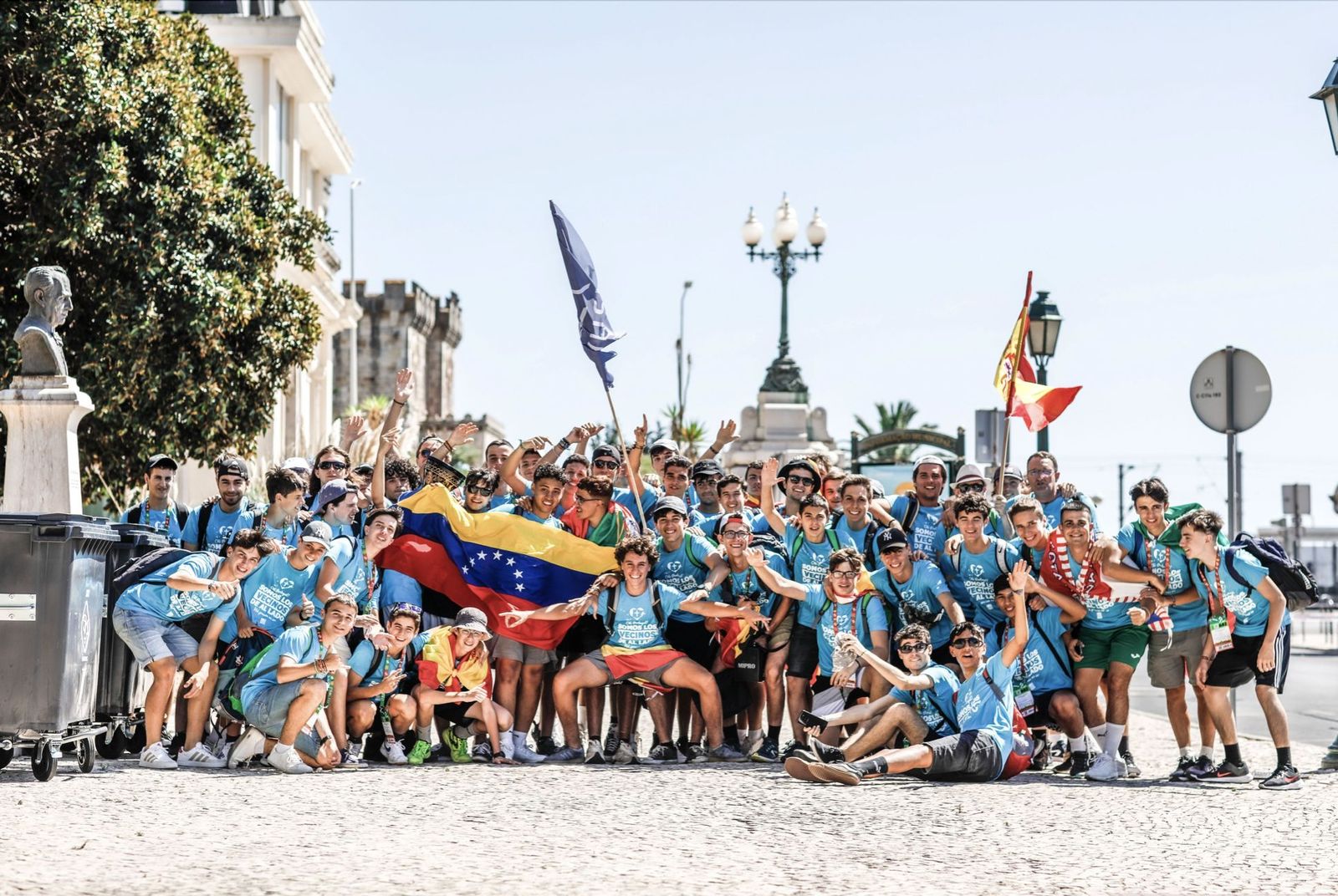 Jóvenes españoles y latinoamericanos por las calles de Lisboa