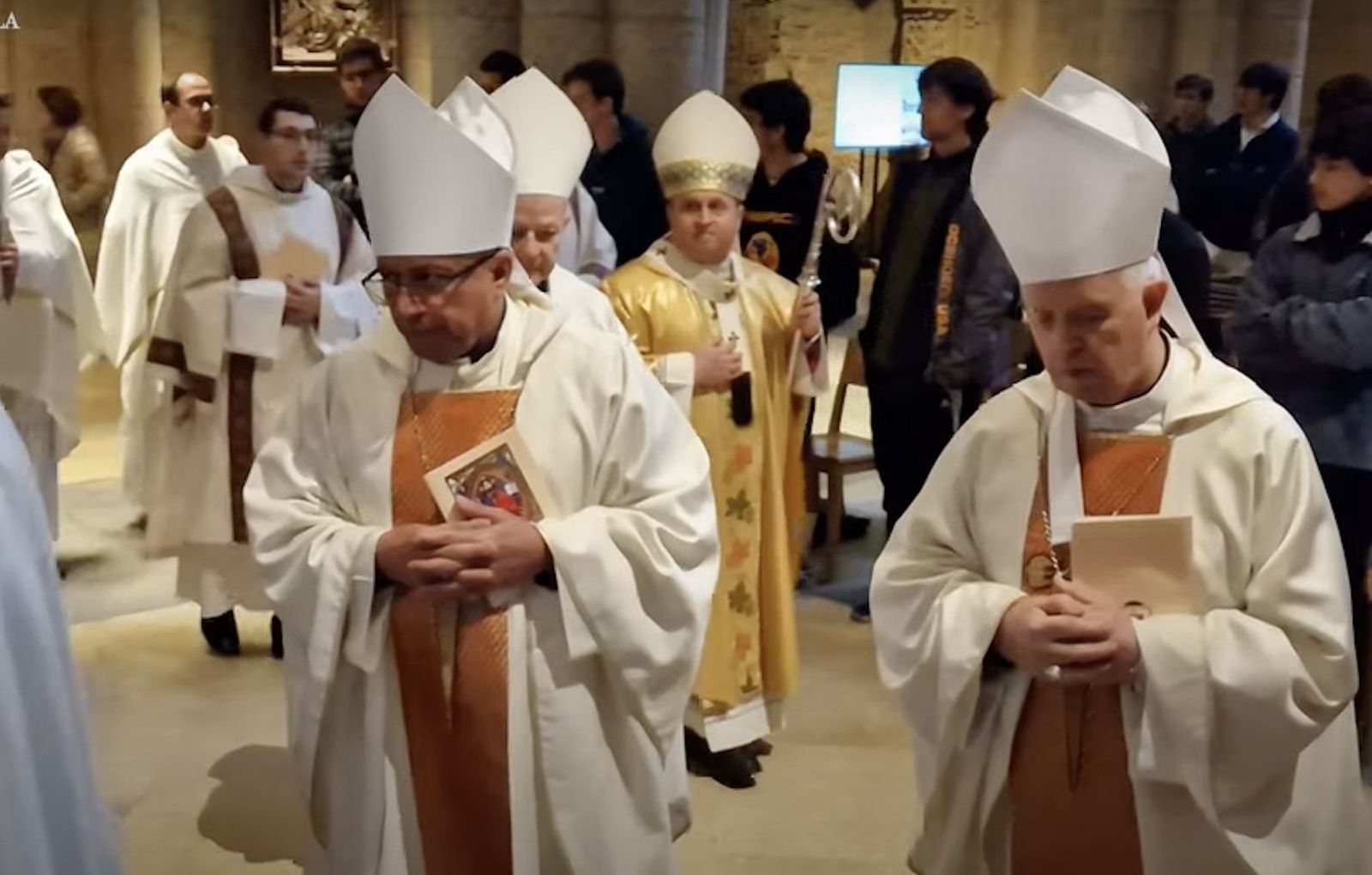 El obispo Isidoro Mora (izquierda), con Julián Barrio y el arzobispo Prieto en la catedral de Compostela