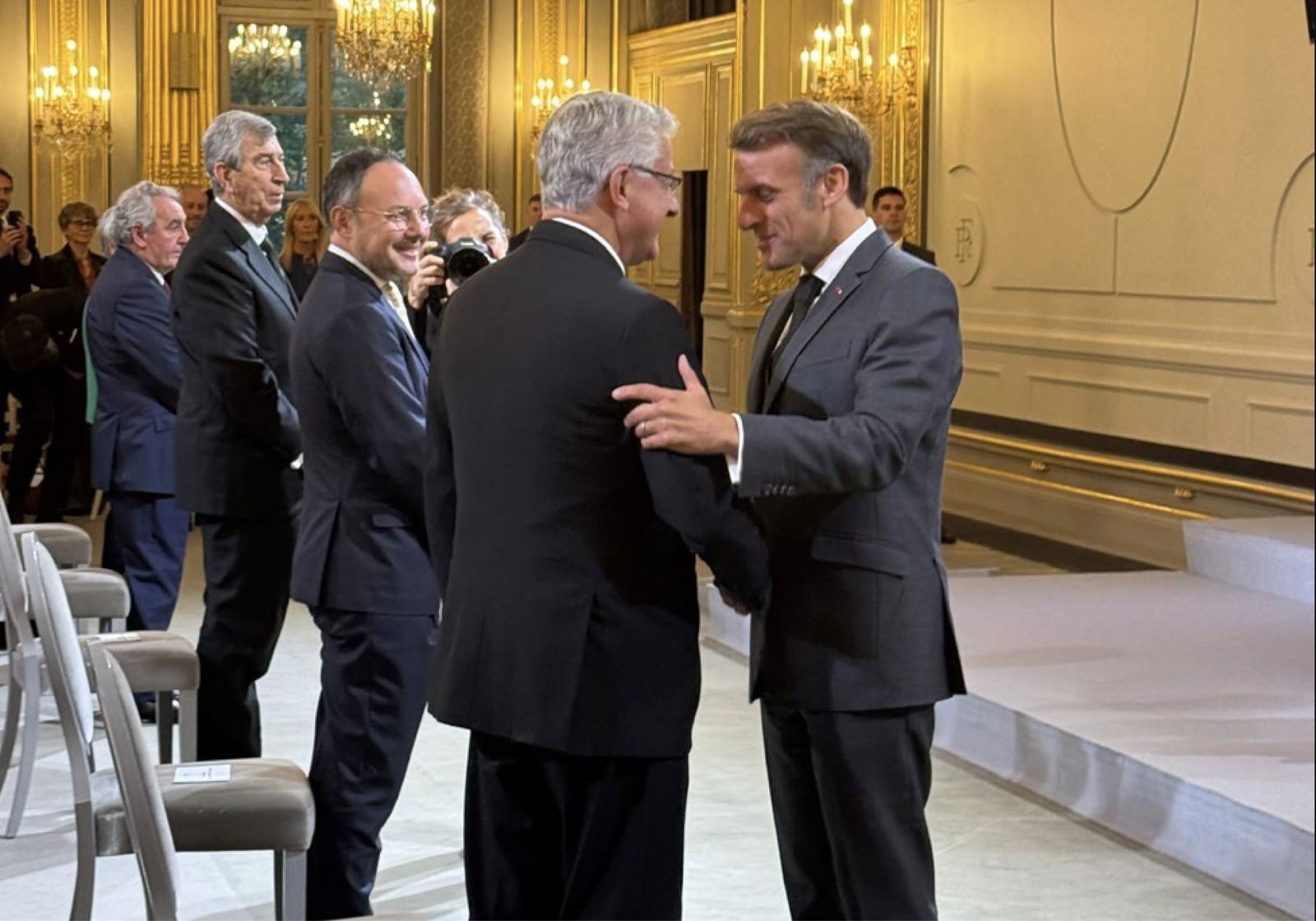 El presidente galo felicita al arzobispo emérito