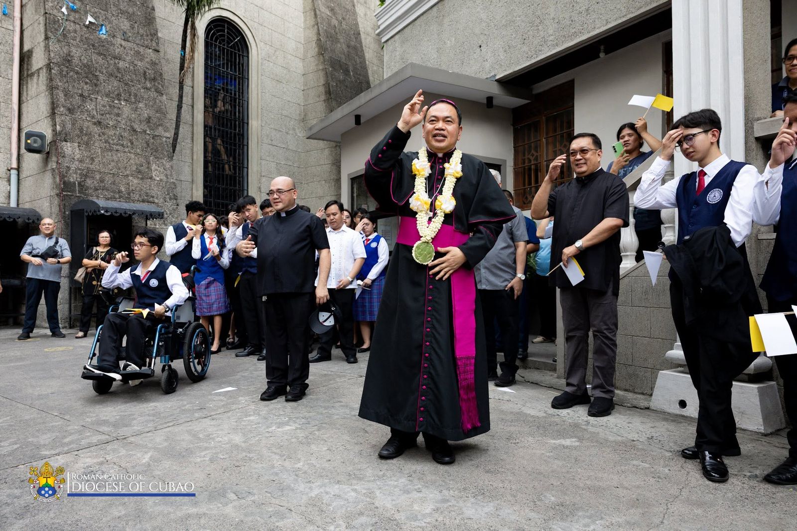 Mons. Elías Ayuban CMF a su llegada al patio de la Catedral de san Andrés de Parañaque da la bendición a los asistentes de su misa de entrada en la diócesis