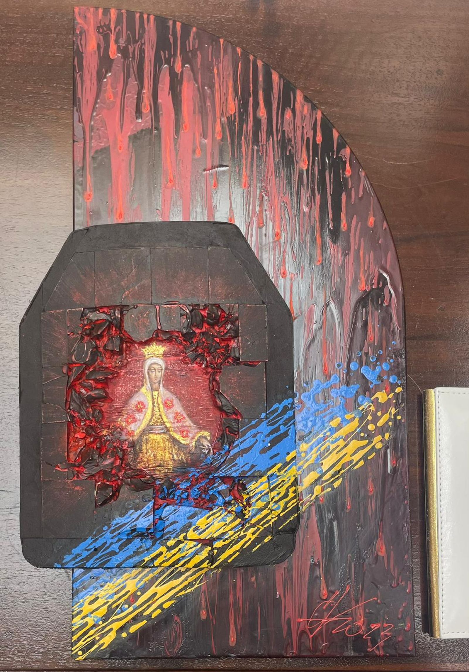 La Virgen en el chaleco antibalas