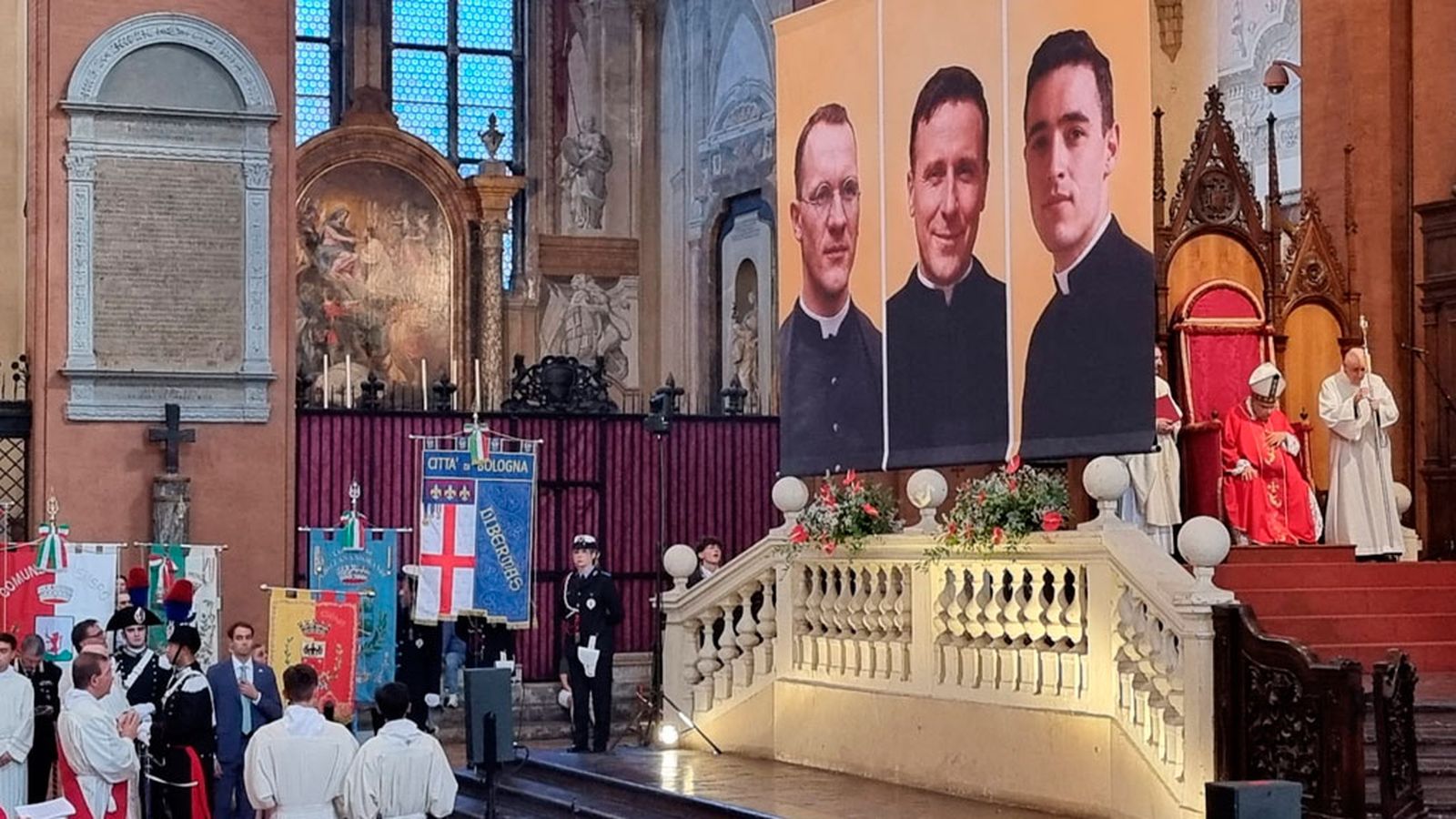Beatificación de los tres mártires en Bolonia