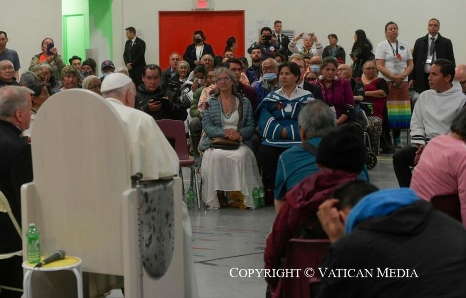Francisco, con las víctimas inuit