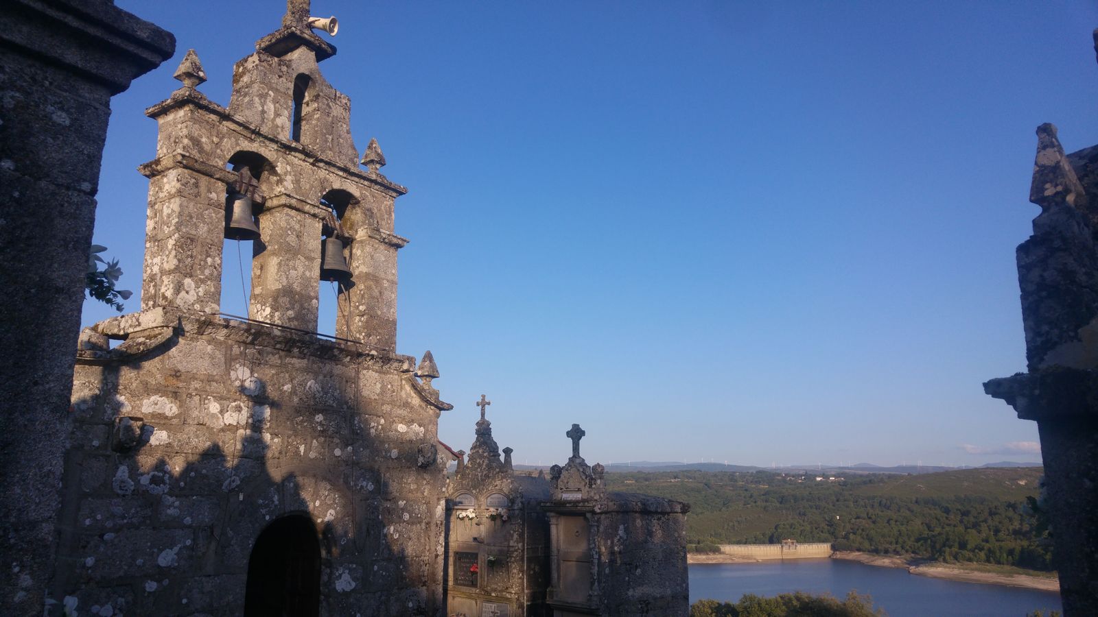 Campanario de la iglesia de Pradomao