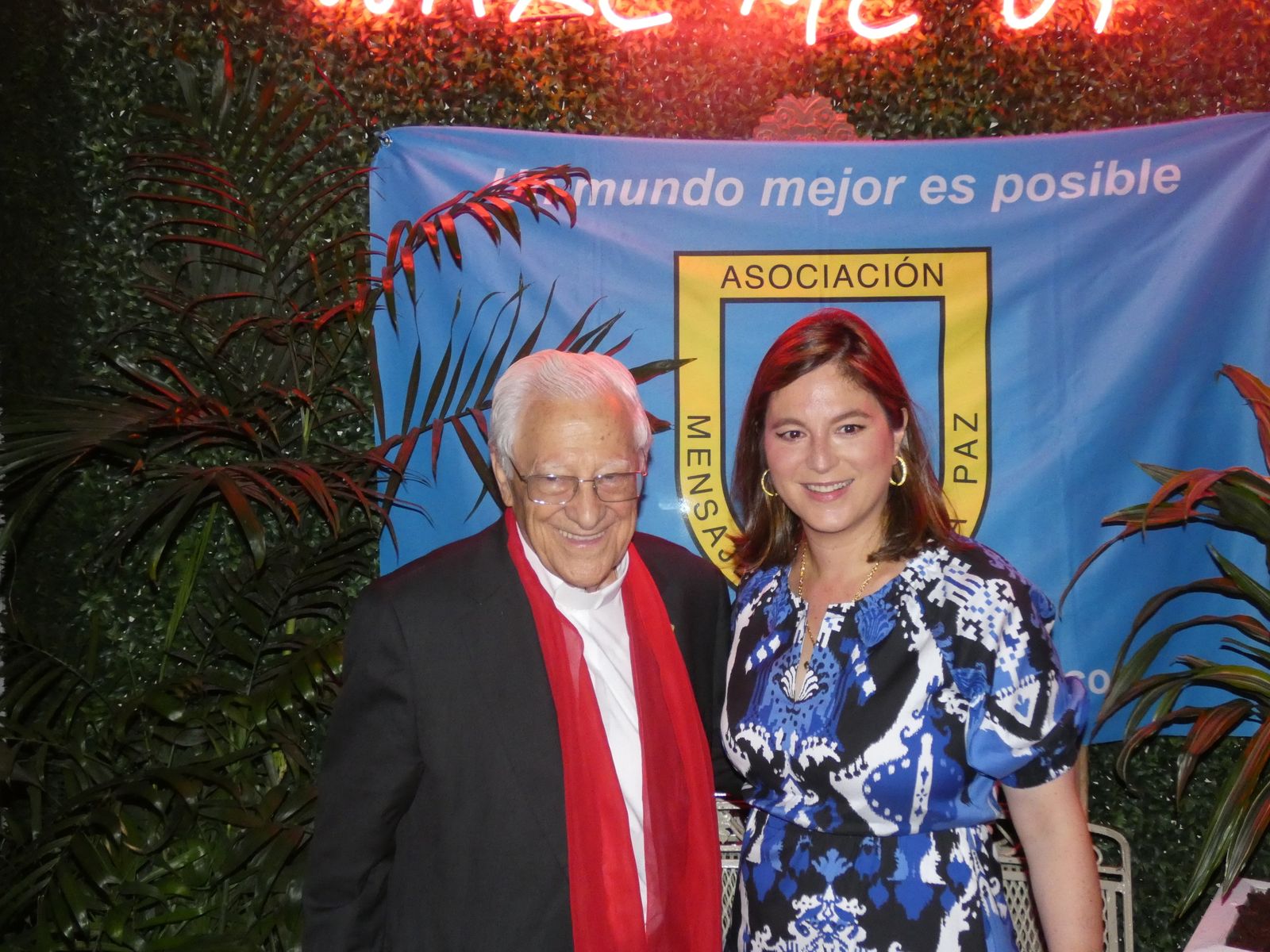 El Padre Ángel con Chabeli Iglesias