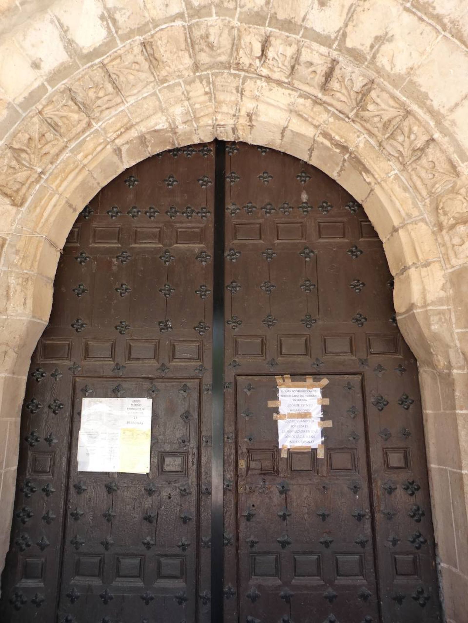 Carta colocada en la puerta de la parroquia