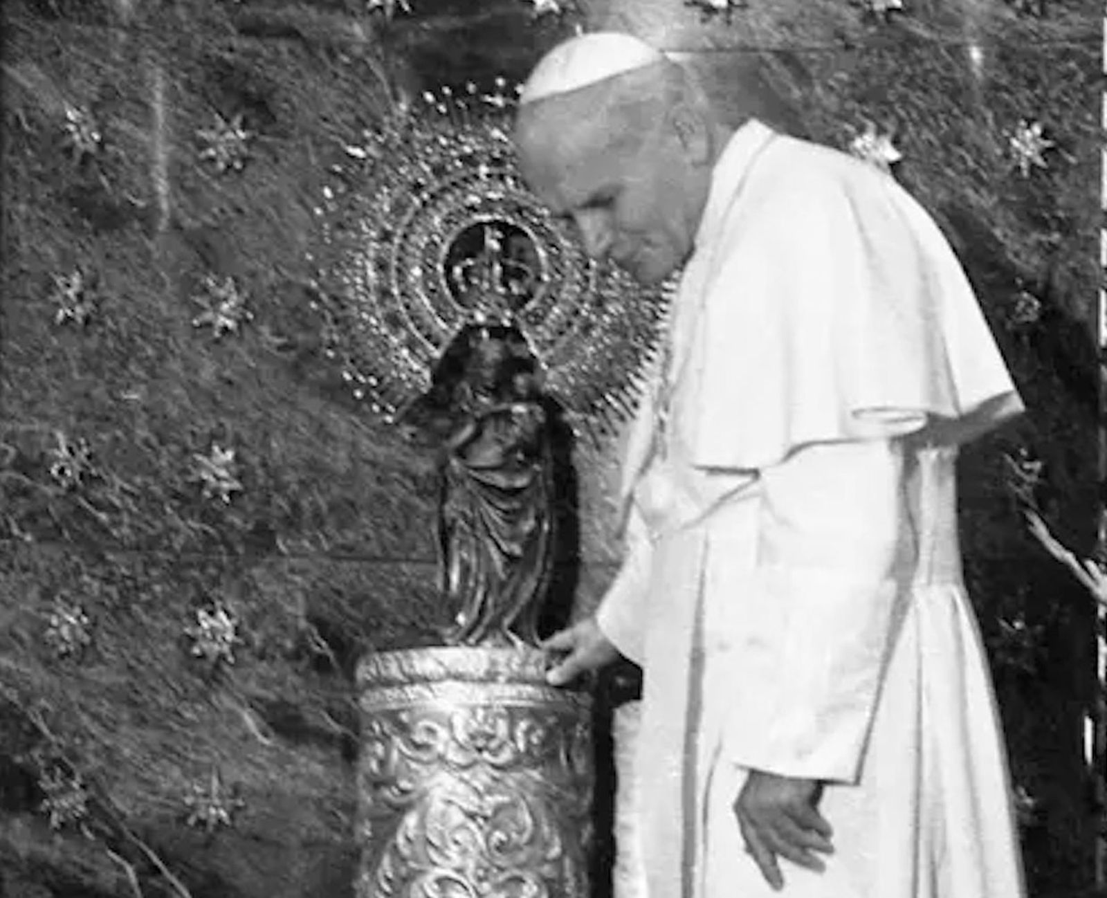 Juan Pablo II ante la Virgen del Pilar