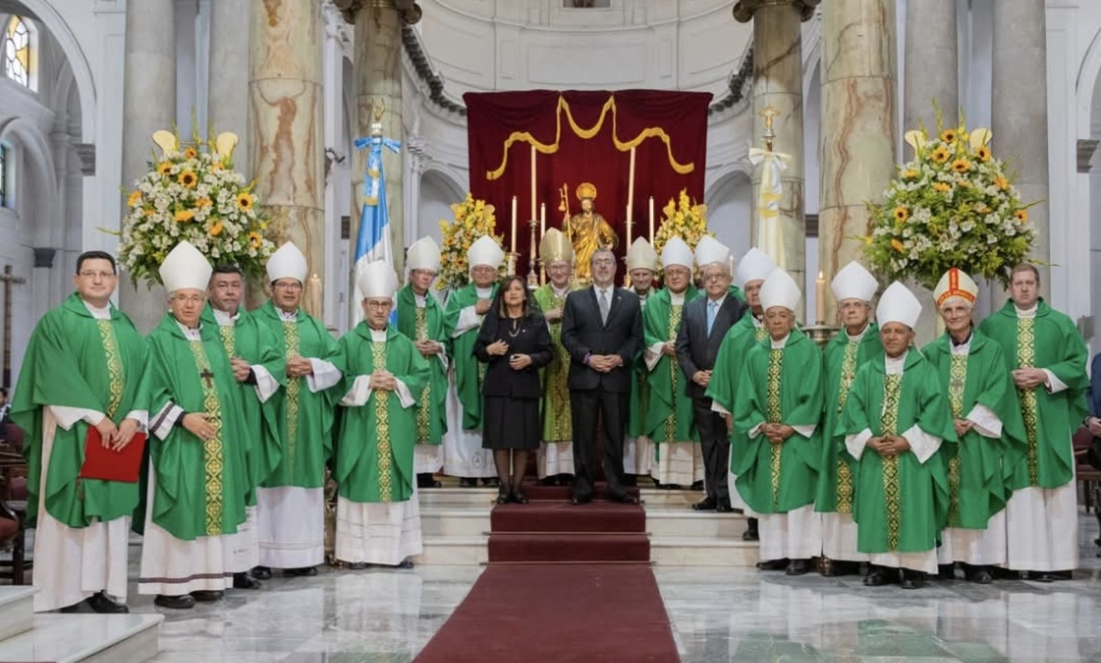 Parolin, con el presidente y obispos de Guatemala