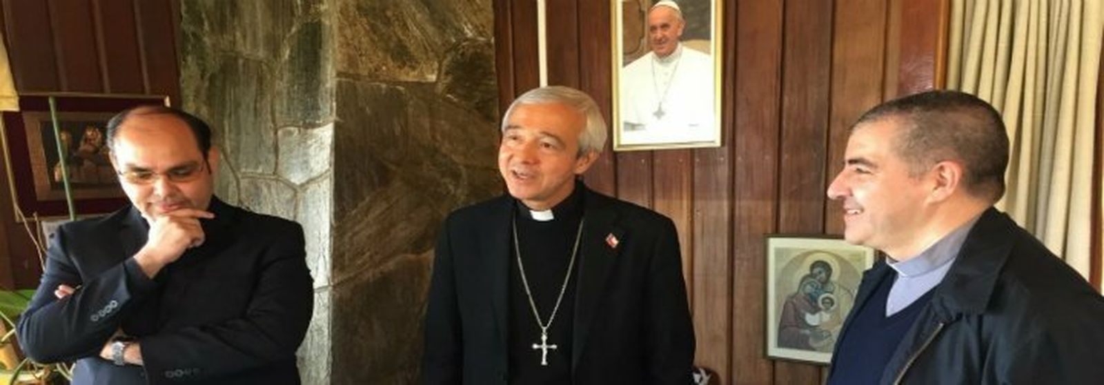 Monseñor Patrón Wong, en el centro