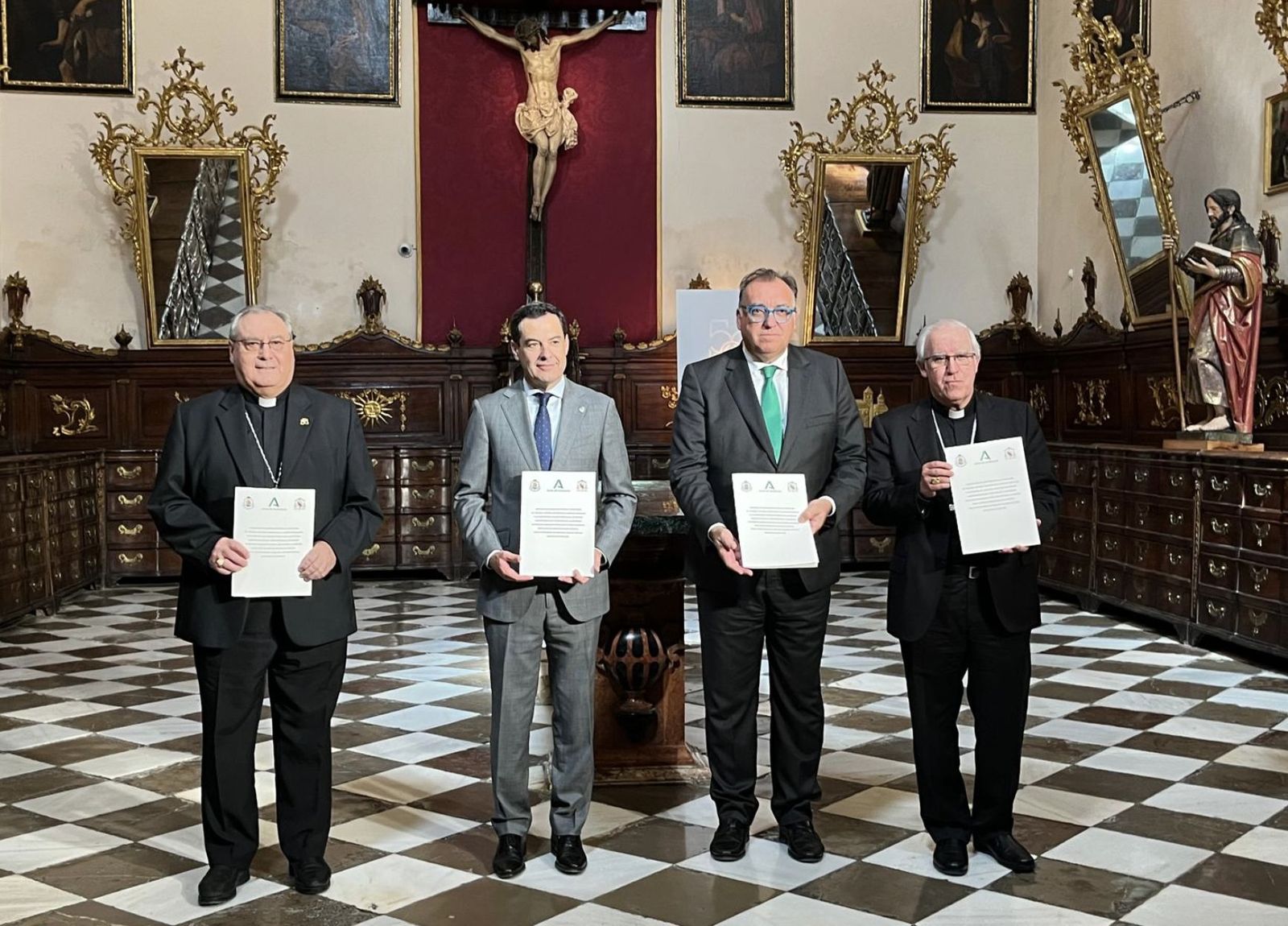Los arzobispos Saiz y Tamayo con el presidente Moreno en la catedral de Granada