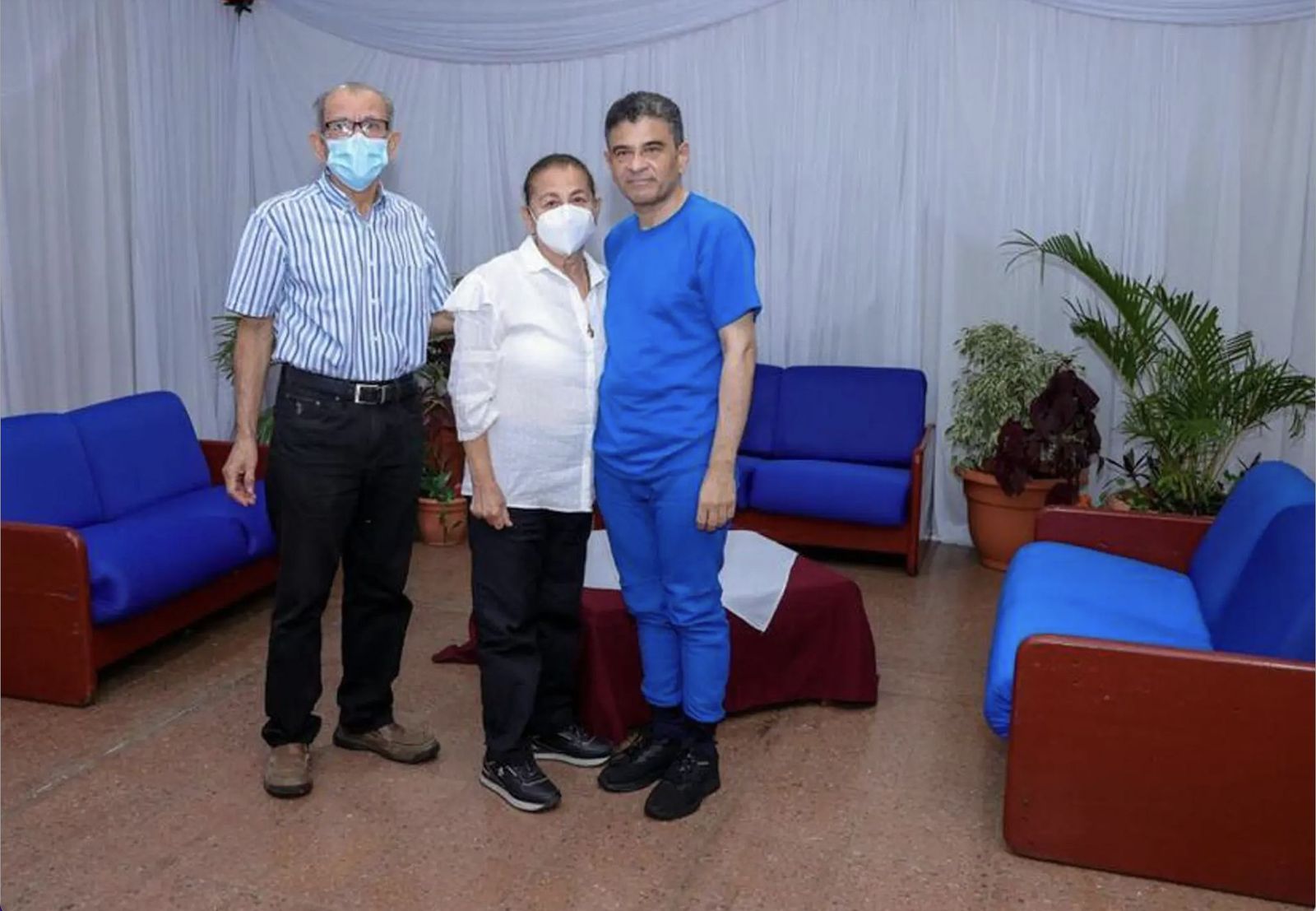 Rolando Álvarez (d), junto a sus Hermanos, Vilma Álvarez Lagos (c), y Manuel Antonio Álvarez Lagos