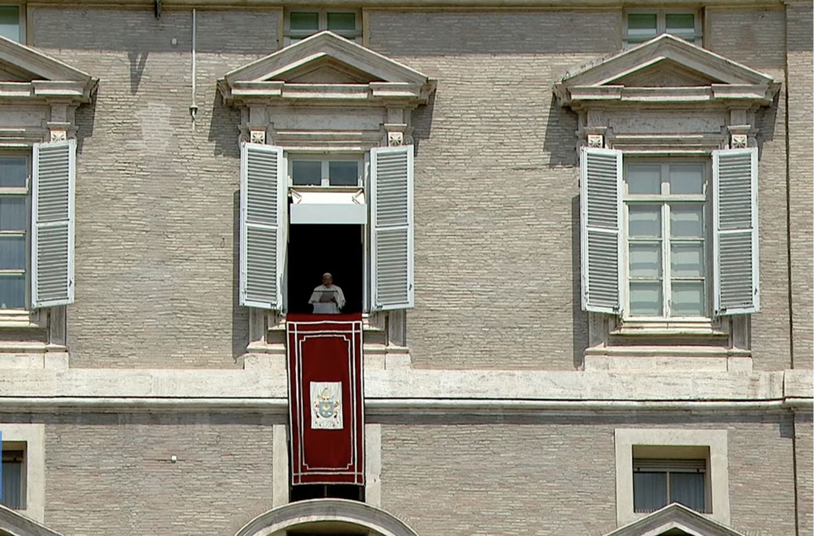 Francisco se asoma al balcón del palacio apostólico