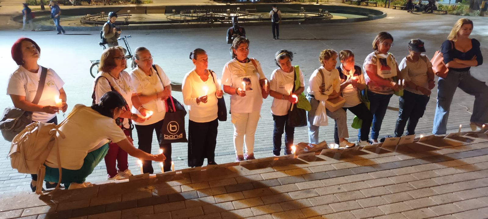 Mujeres buscadoras orando en el atrio de la catedral de Medellín