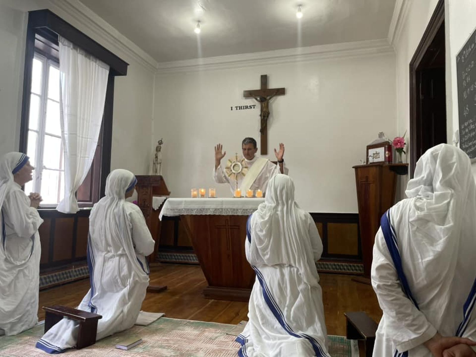 con-las-misioneras-de-madre-teresa-de-calcuta (1)