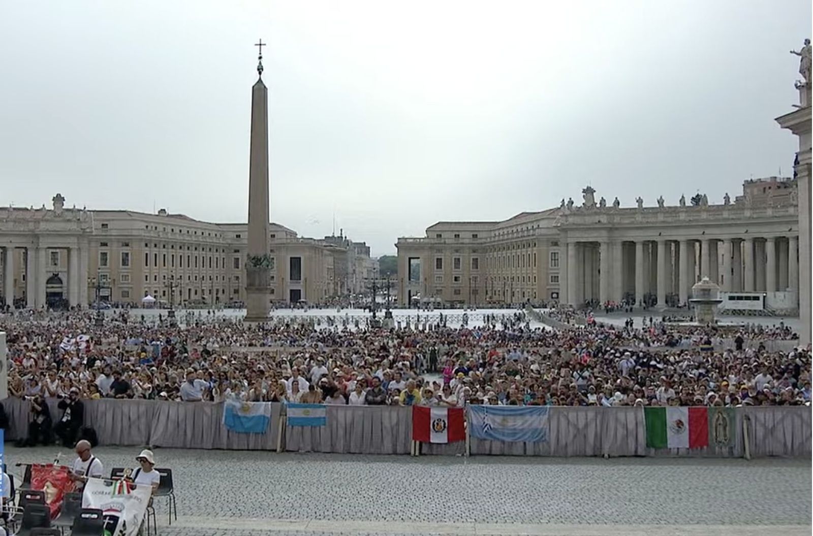 Fieles en la plaza de San Pedro para la audiencia del miércoles