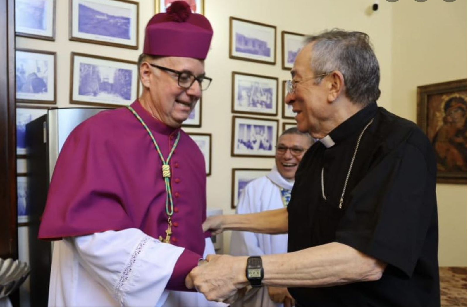 Nácher Tatay saluda a su antecesor, el cardenal Maradiaga