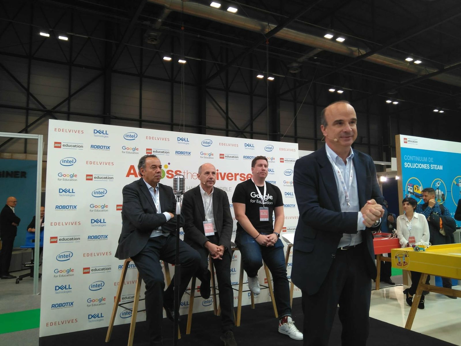Javier Cendoya, director general de Edelvives, con los responsables de Dell, Lego y Google For Education