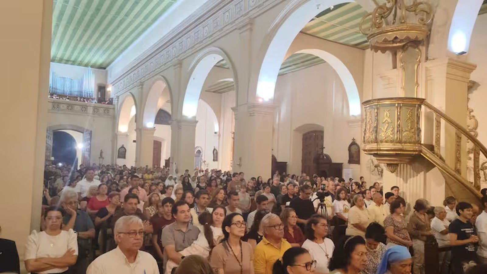 Católicos en la Catedral Metropolitana de Asunción para recibir la reliquia de San Francisco de Asís