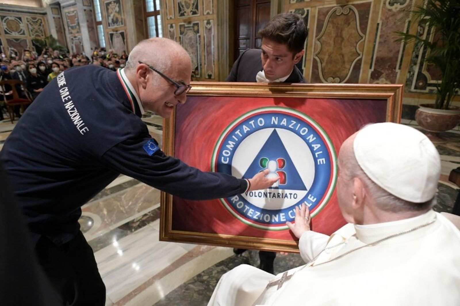 El Papa, con los voluntarios de Protección Civil