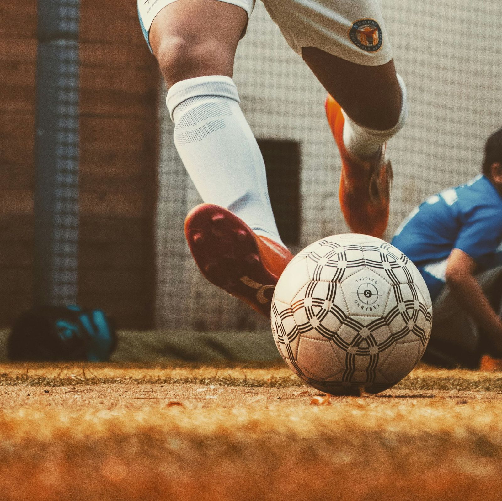 Un pie preparado para impactar en un balón de fútbol