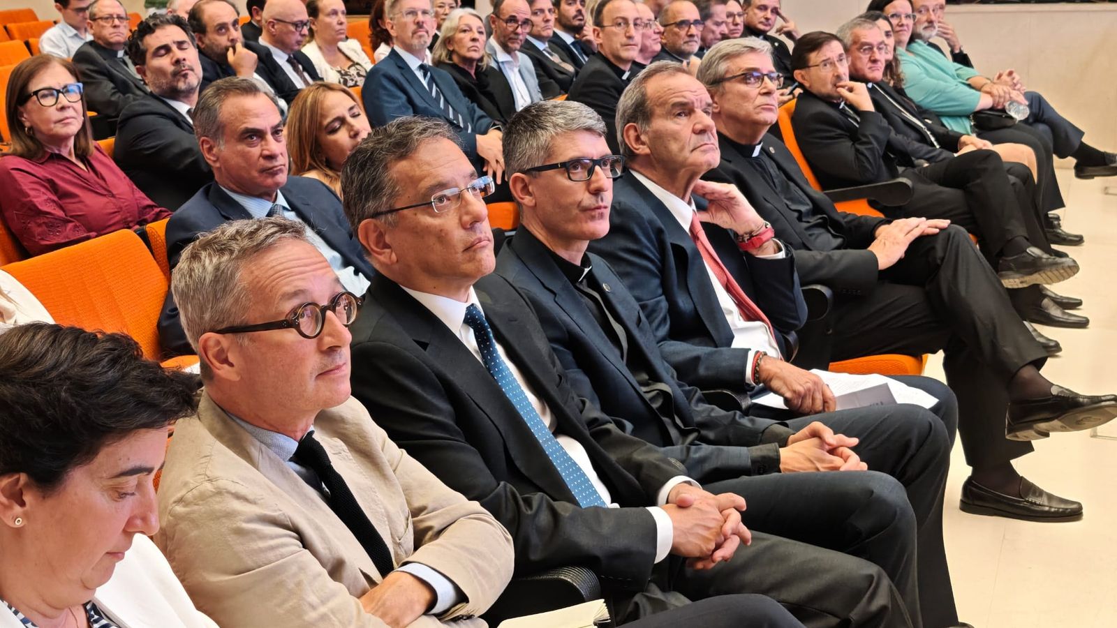 Cobo, el nuncio o el rector de Comillas escuchan al prefecto