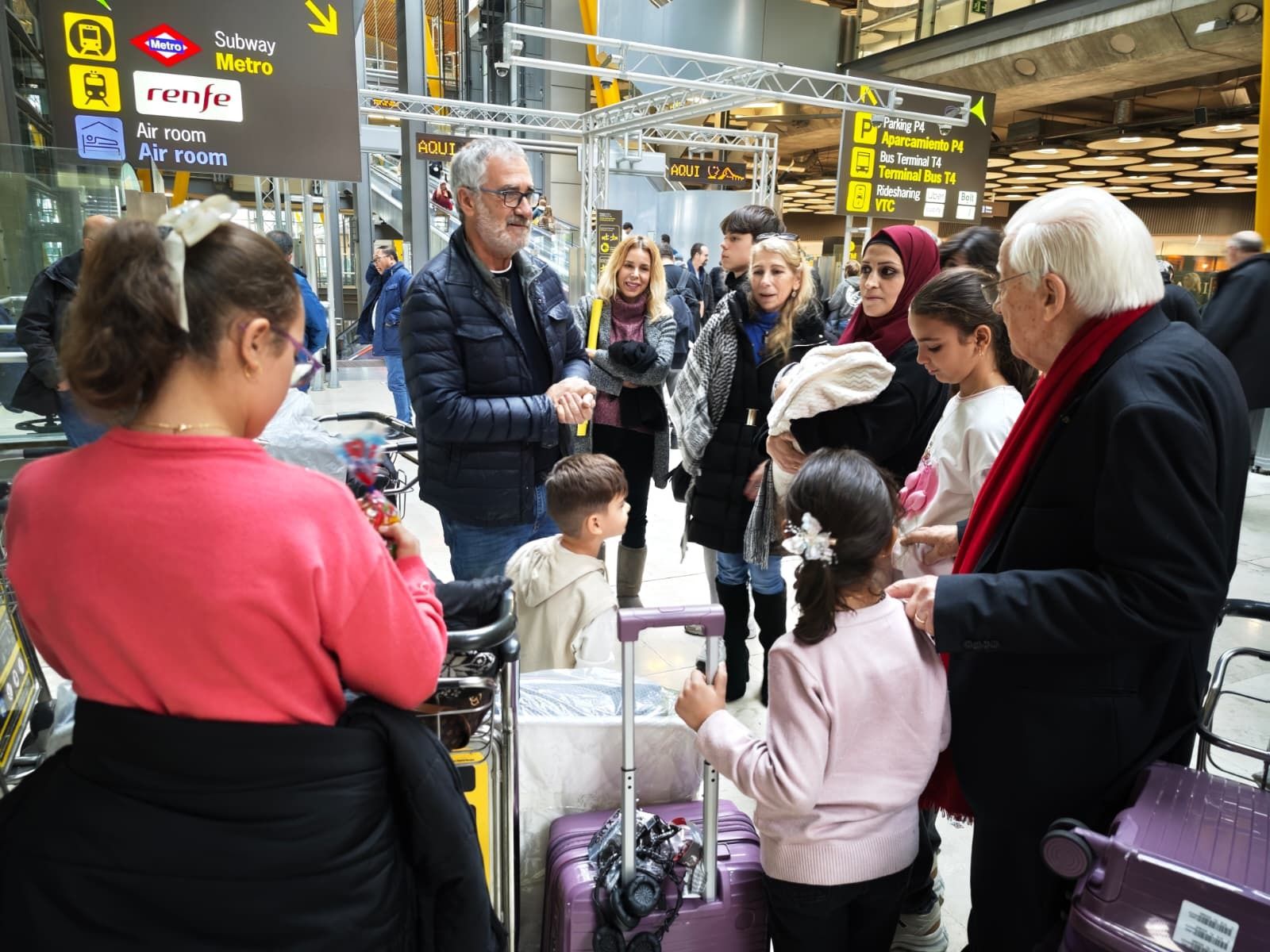 El doctor Refaat Alathamna y su familia, acogidos por Mensajeros de la Paz