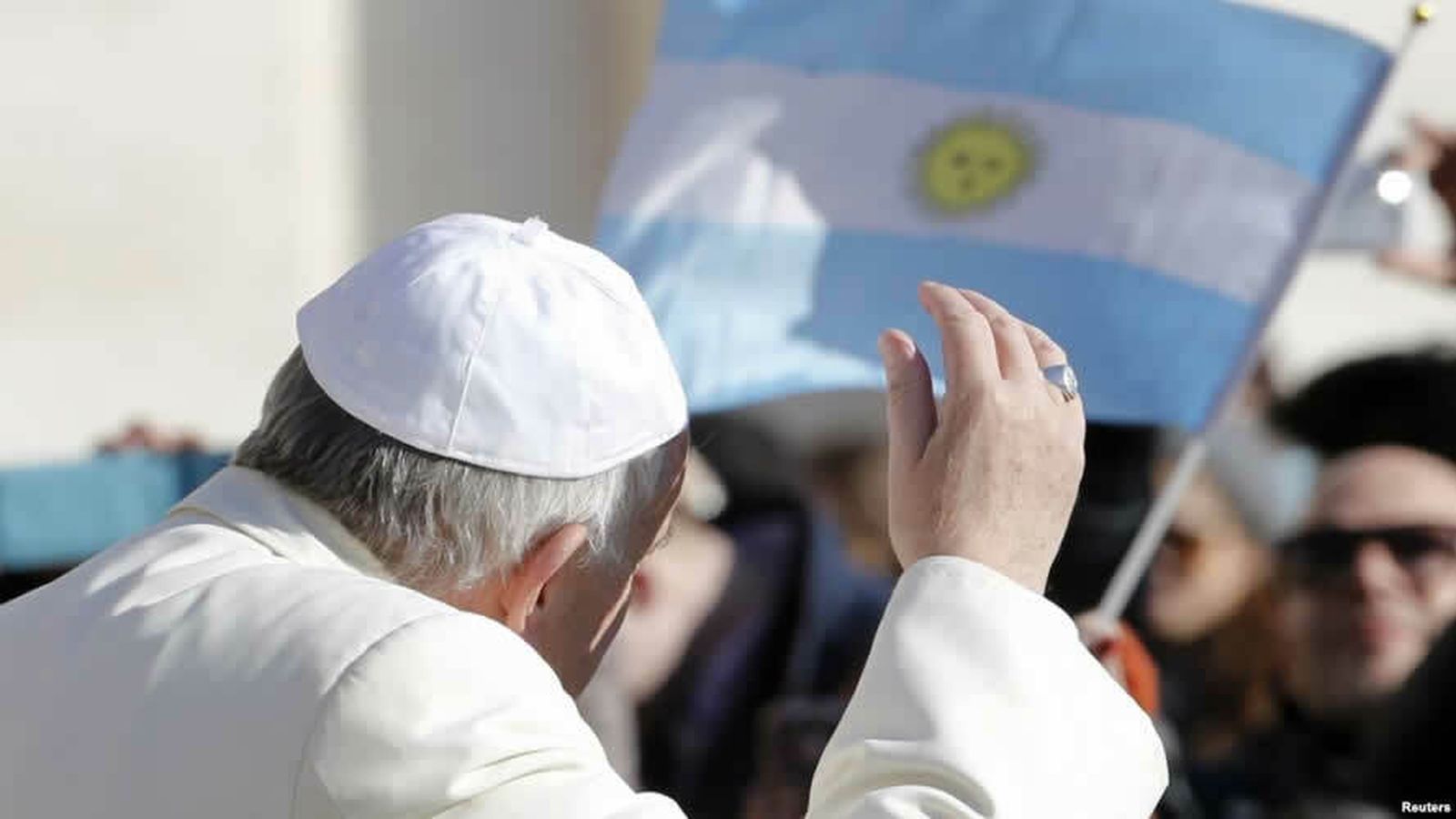 El Papa, delante de una bandera argentina