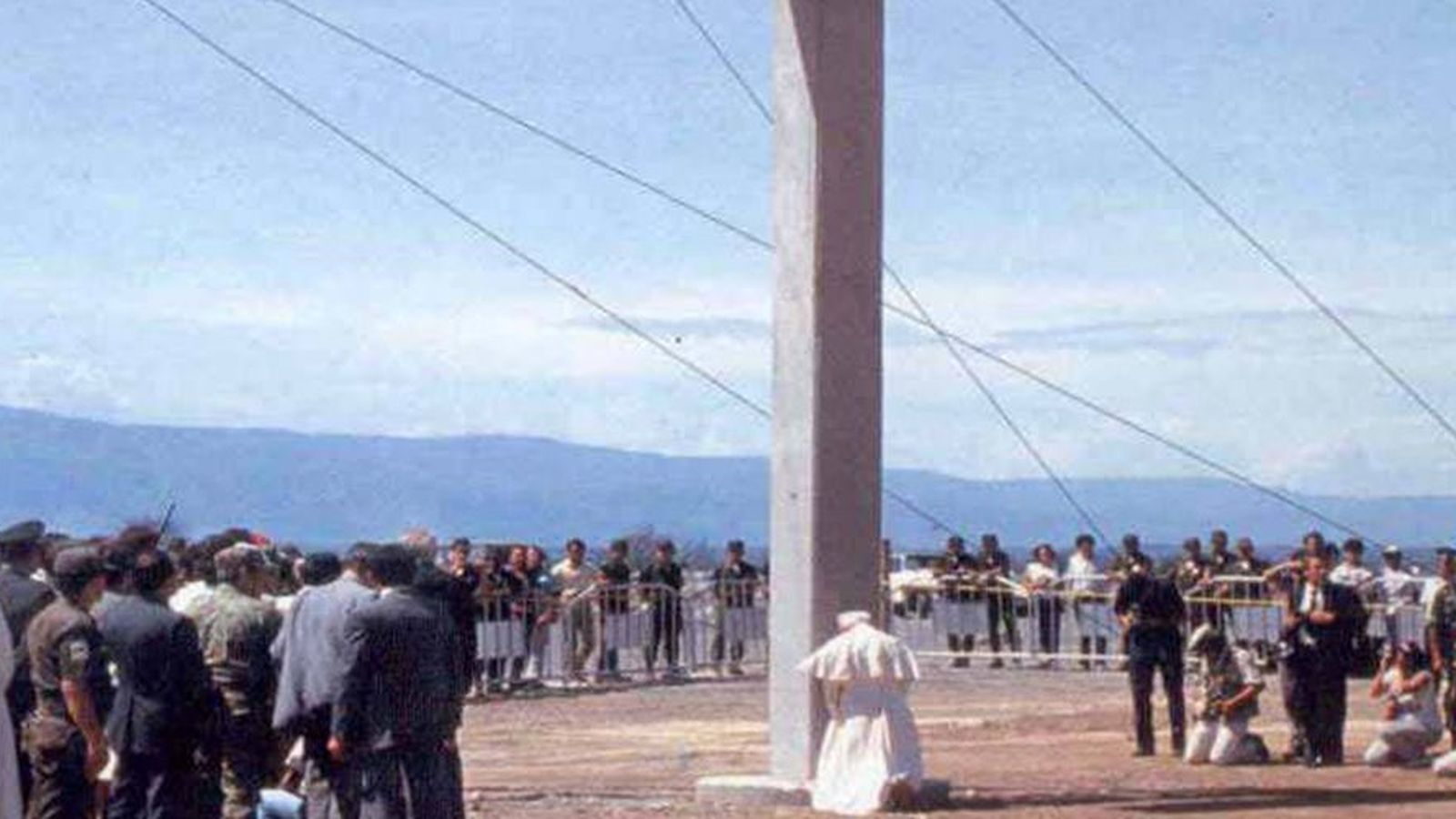 Juan Pablo II en el lugar de la tragedia