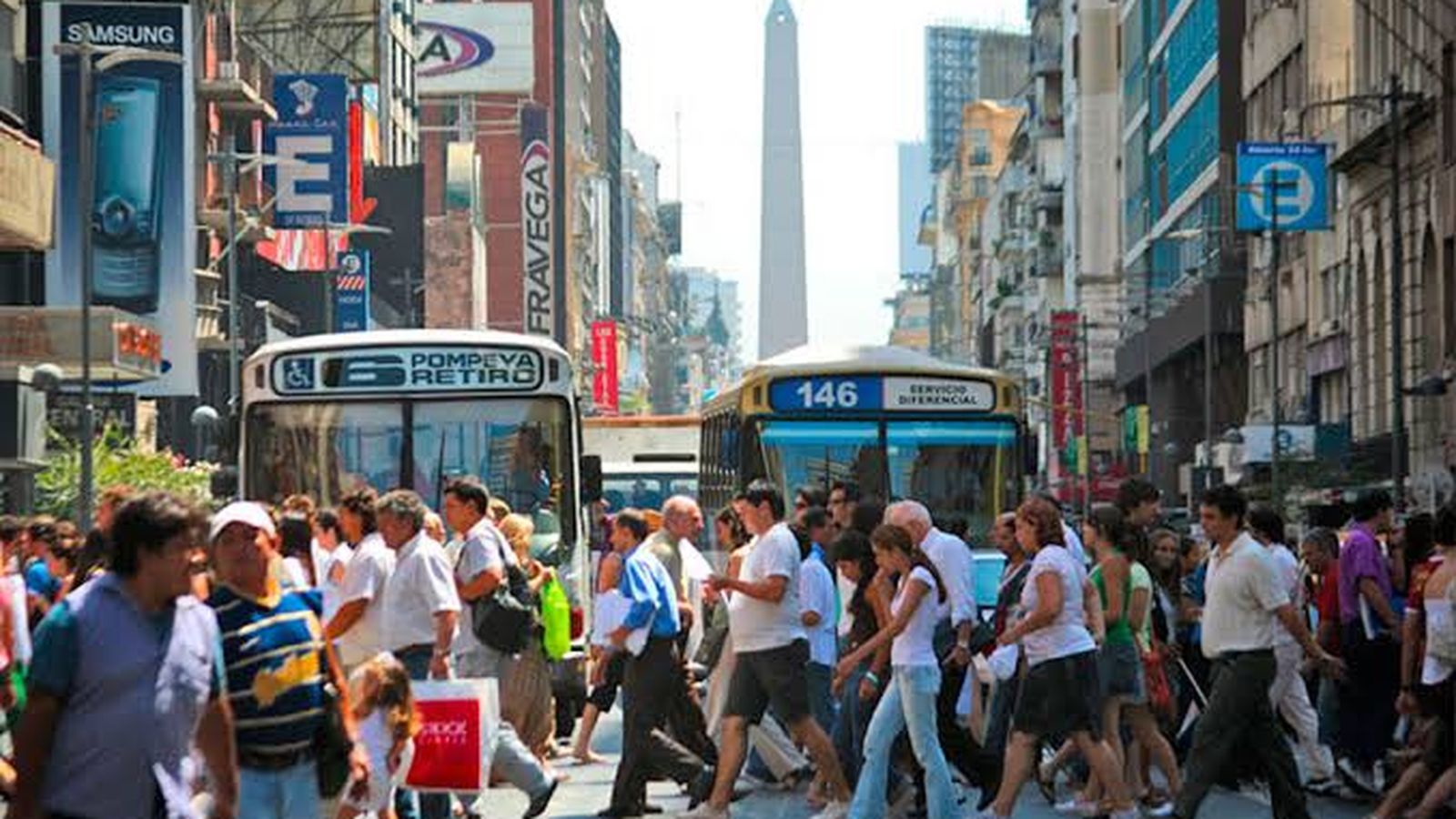 Personas caminando por Buenos Aires (Argentina)