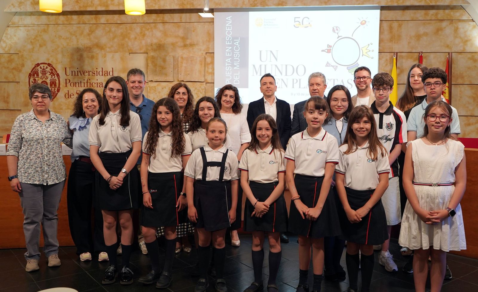 Grupo de alumnos, profesores y comisión organizadora