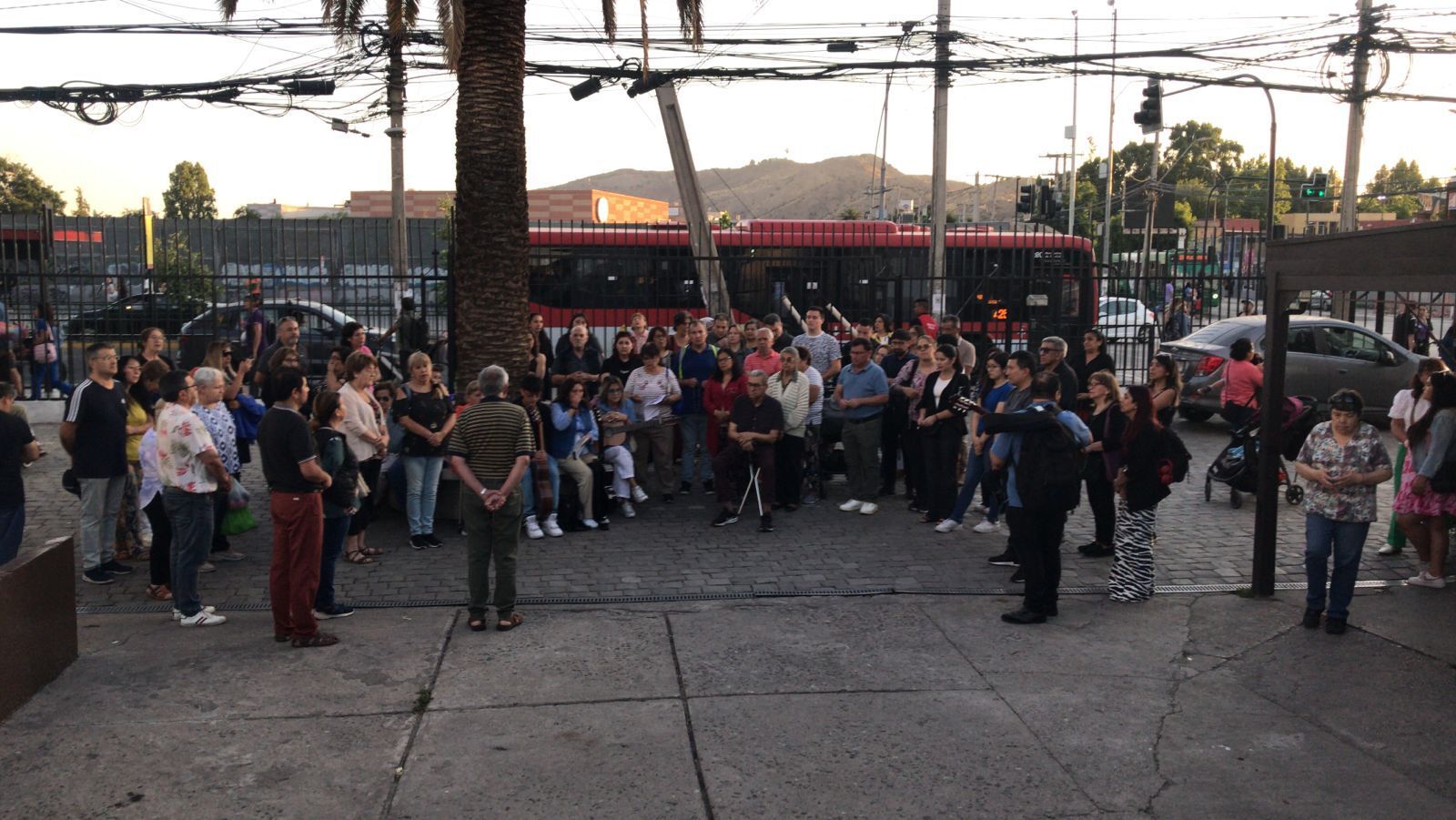 La comunidad ora por su párroco