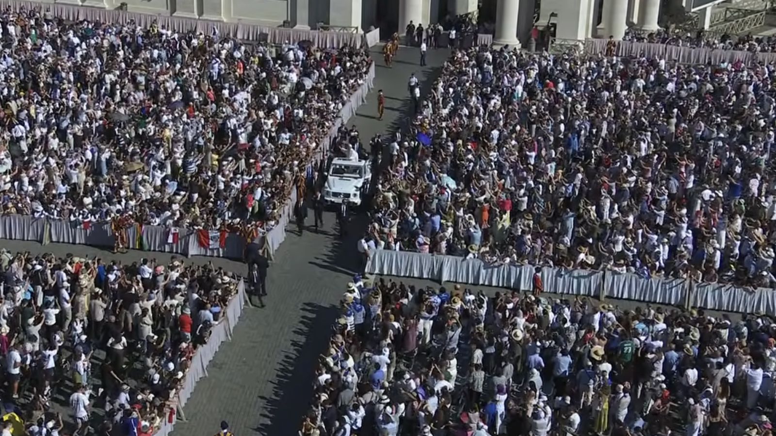El Papa, en el papamóvil, saluda a los fieles en la plaza de San Pedro