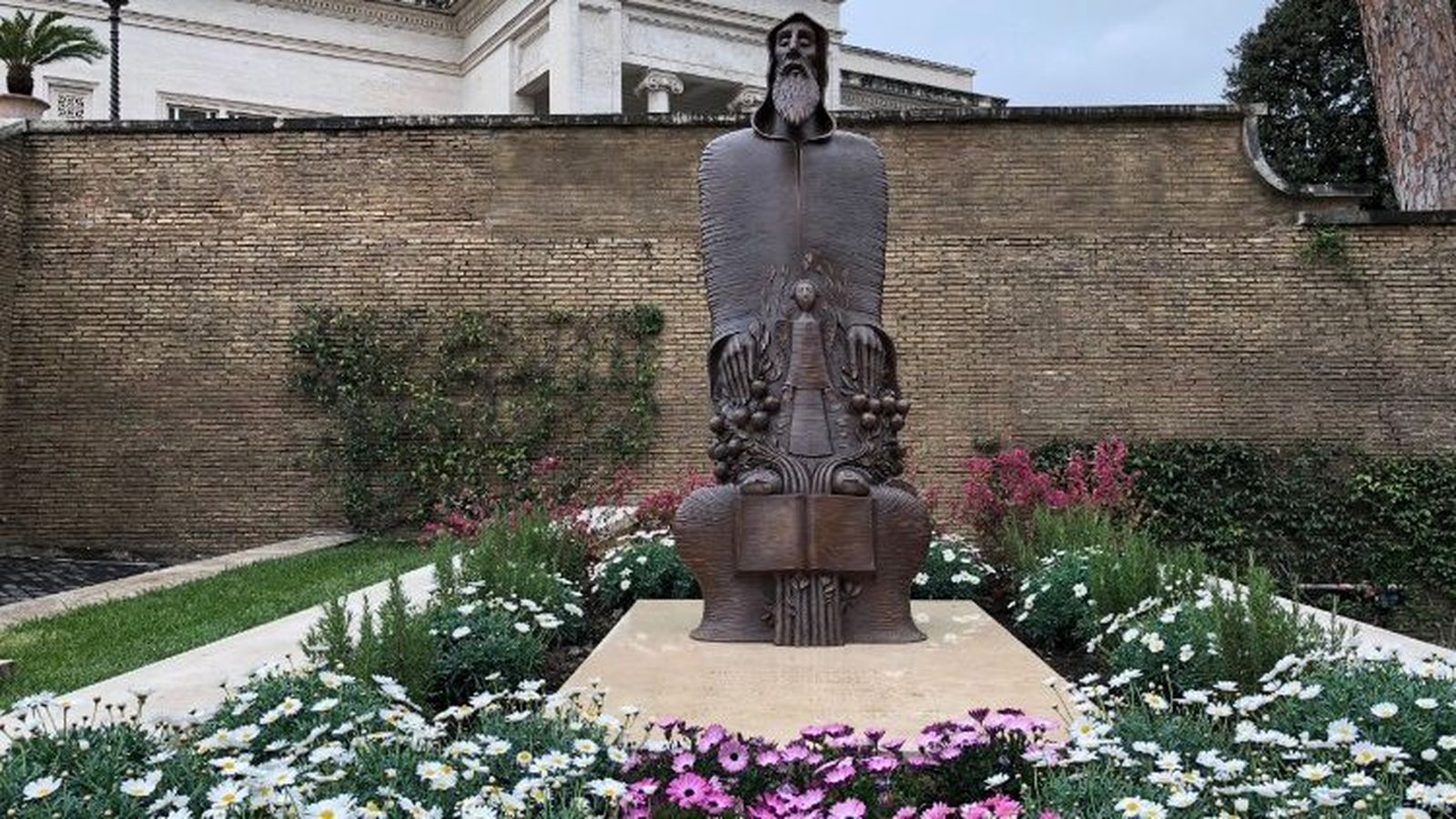 Estatua San Gregorio de Narek
