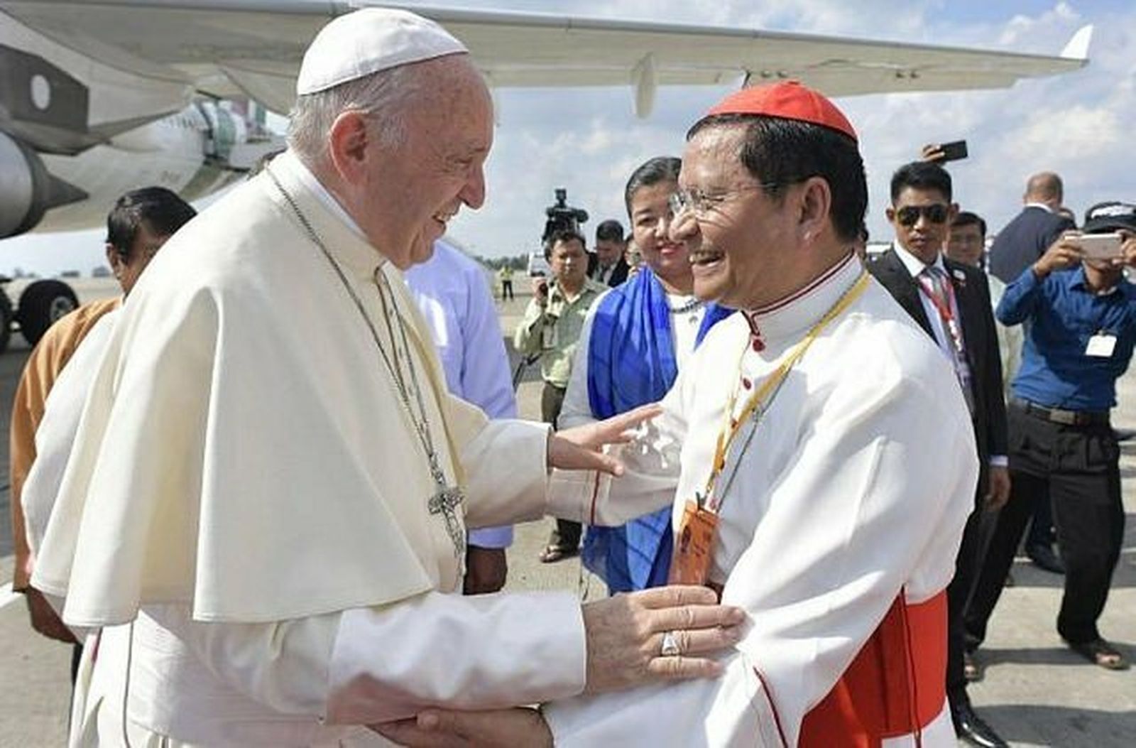Cardenal Charles Maung Bo saludando a Francisco