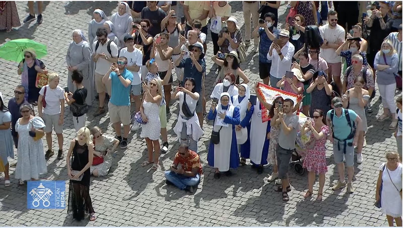 Los fieles escuchan al Papa