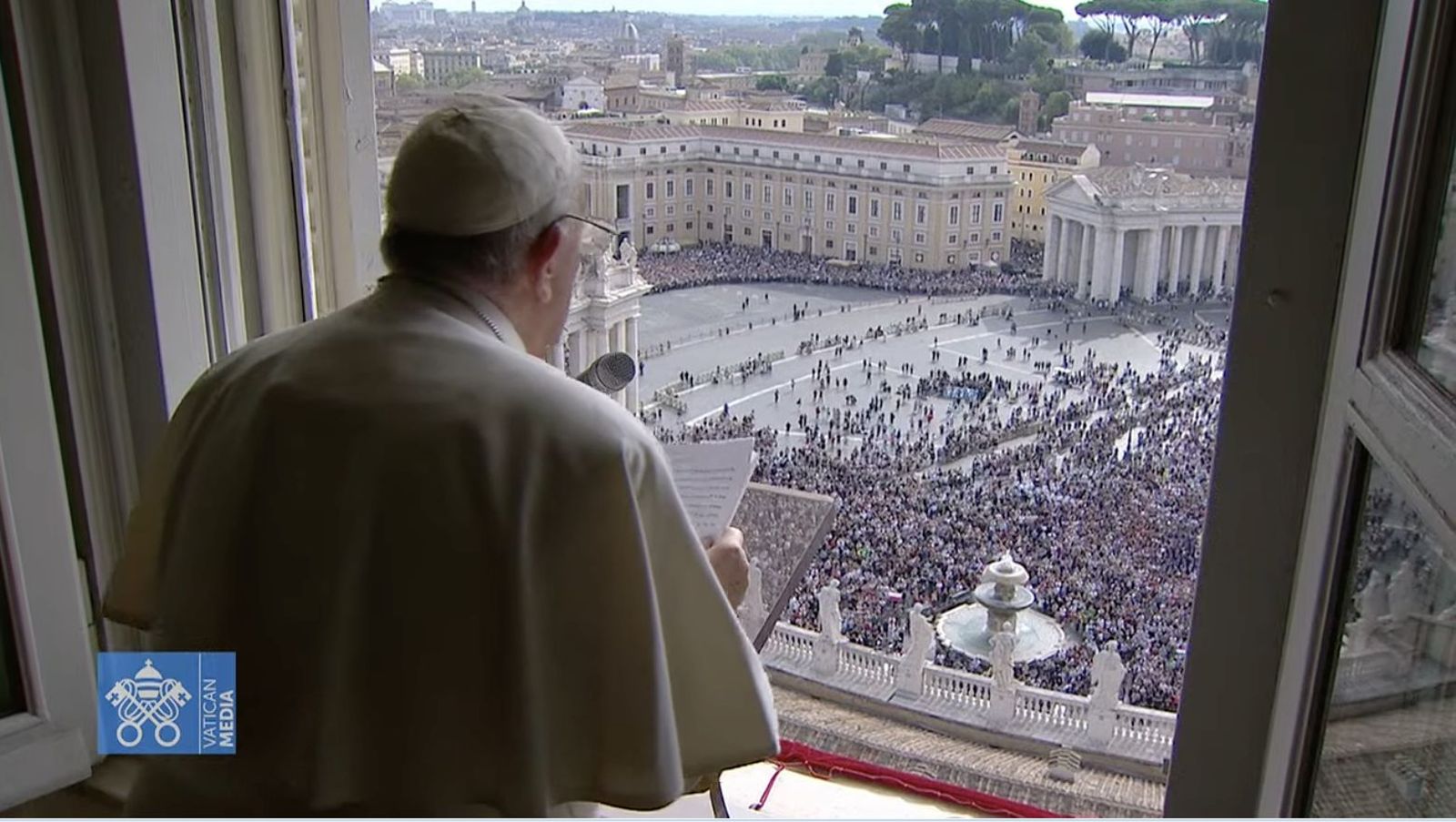 Francisco se asoma a la ventana del palacio apostólico