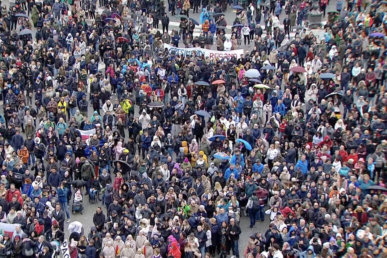 Fieles en la plaza de San Pedro