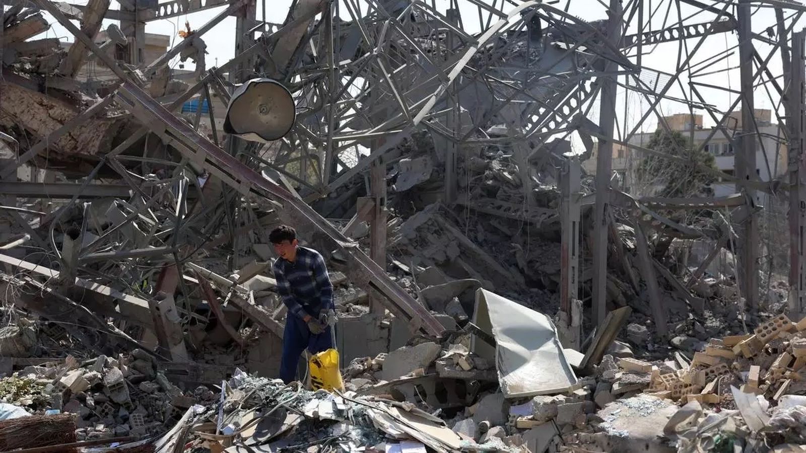 Edificio en el centro de Teherán destruido por los bombardeos, este miércoles