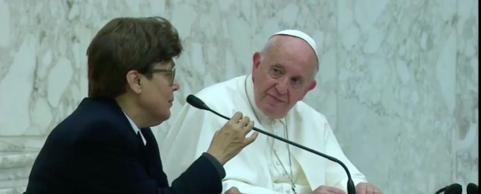 Francisco escucha a la presidenta de la UISG