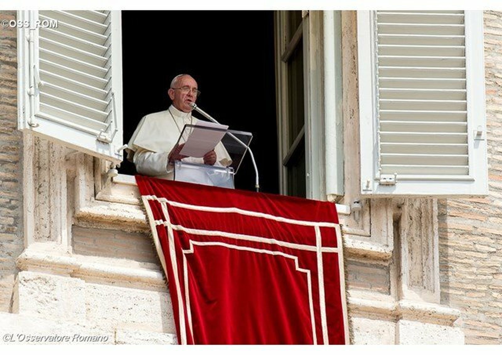 Francisco, en la ventana durante el Angelus