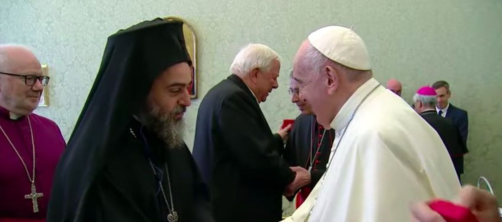 Francisco saluda a representantes de otras confesiones en un encuentro con los focolares