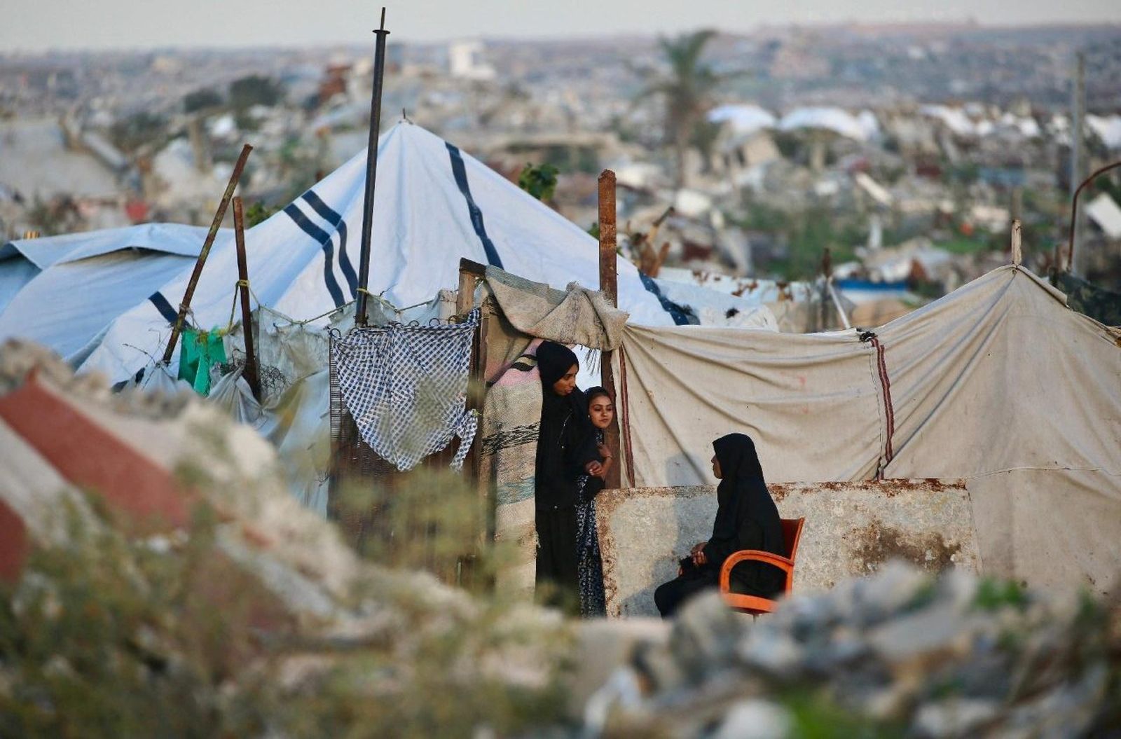 Personas desplazadas en el campamento de Nuseirat, en el centro de la Franja de Gaza