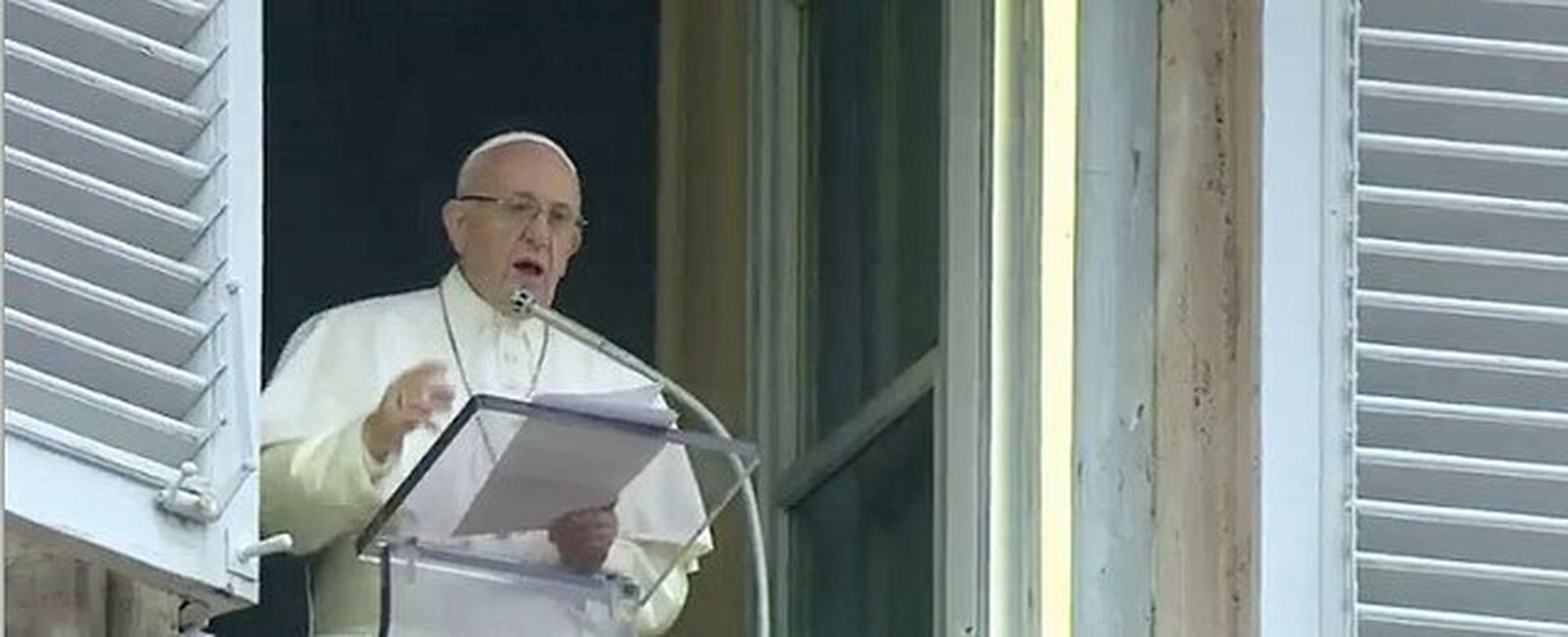 Francisco habla entre la lluvia