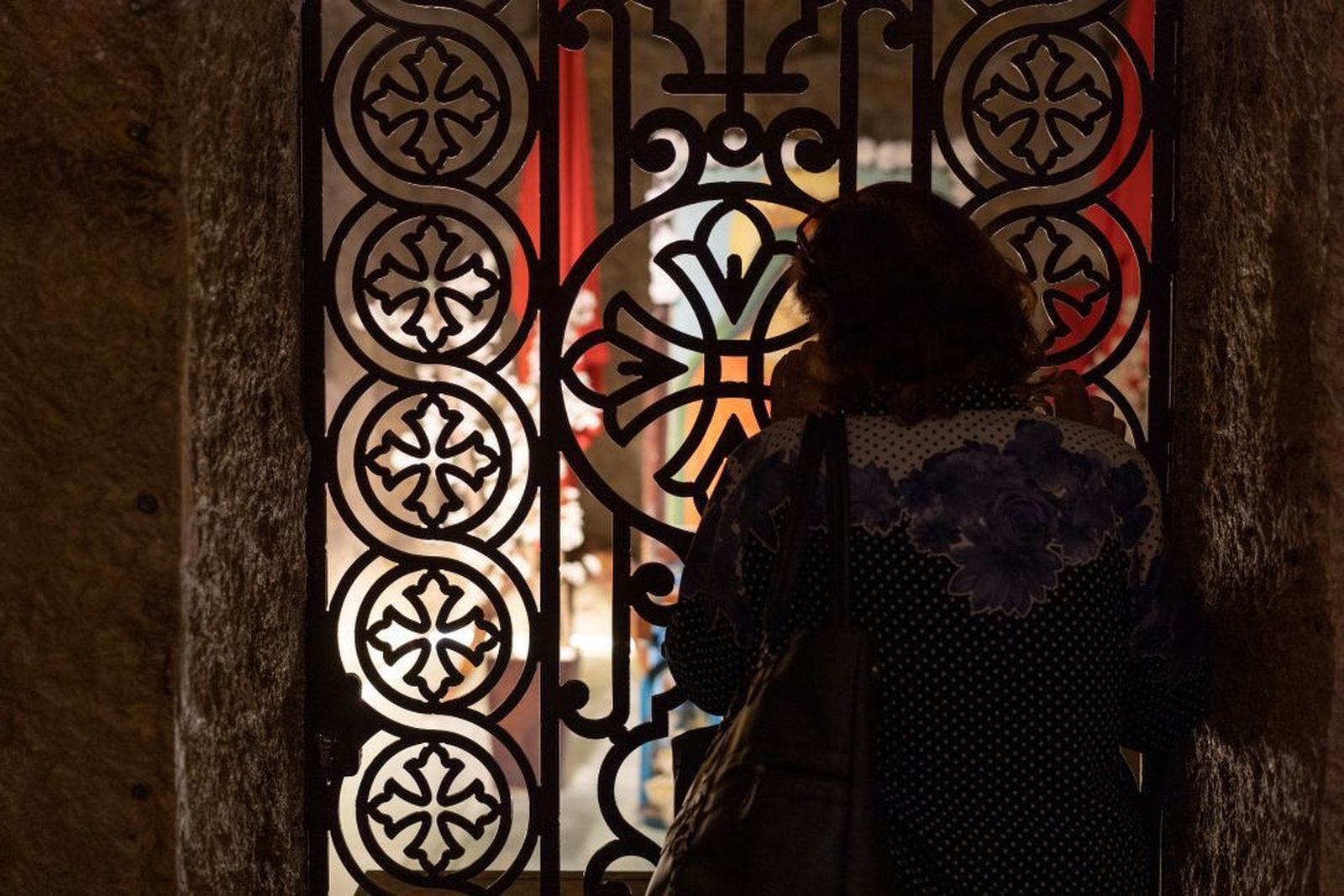 En el monasterio de la Virgen María, una mujer reza ante una cueva en la que supuestamente estuvo la Virgen María y Jesucristo.