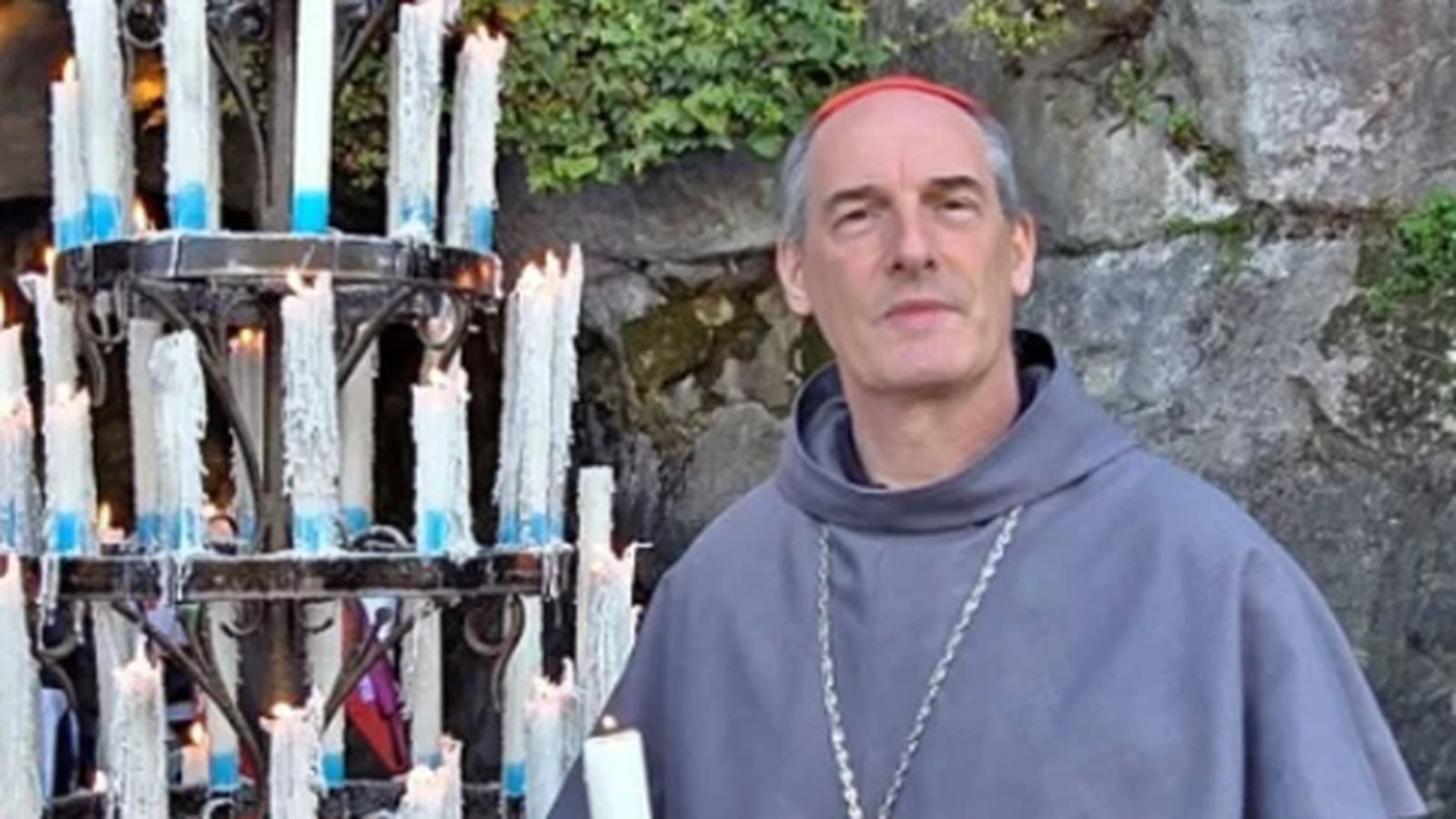 El cardenal François Bustillo, obispo de Ajaccio, ante la Gruta de Massabielle durante la peregrinación de los corsos a Lourdes.