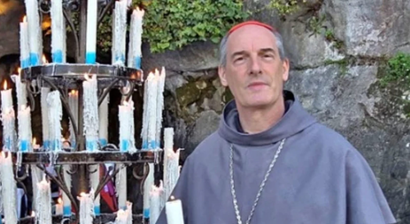 El cardenal François Bustillo, obispo de Ajaccio, ante la Gruta de Massabielle durante la peregrinación de los corsos a Lourdes.