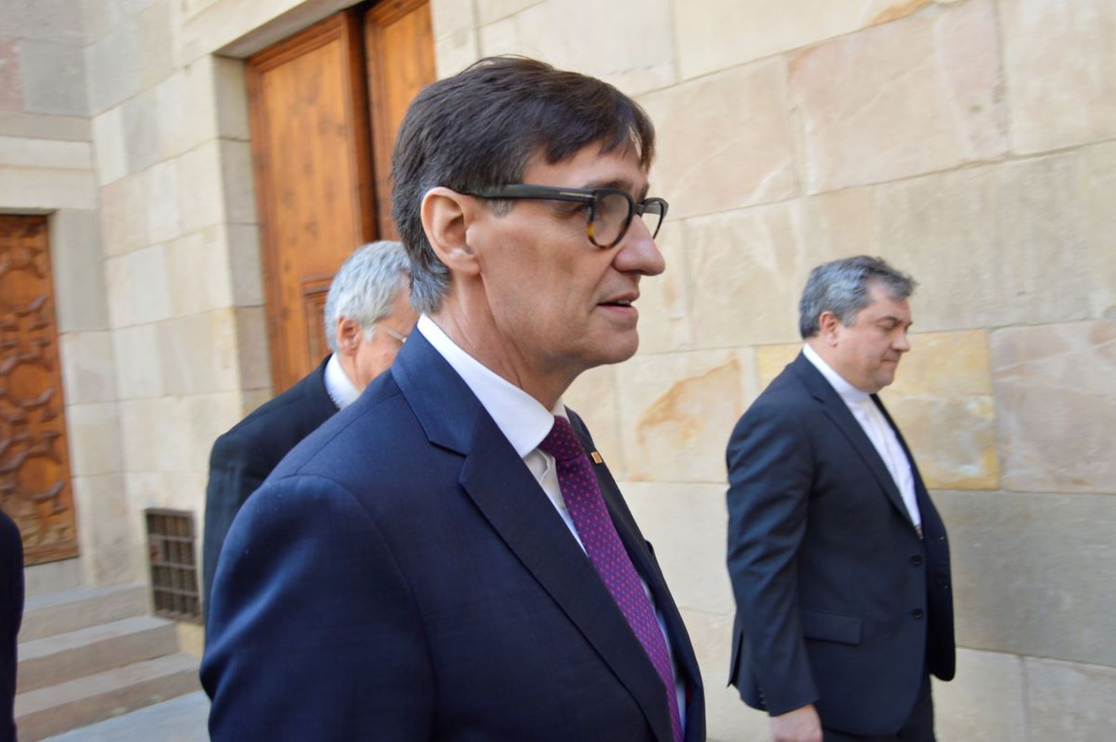 Illa, llegando a la rueda de prensa.