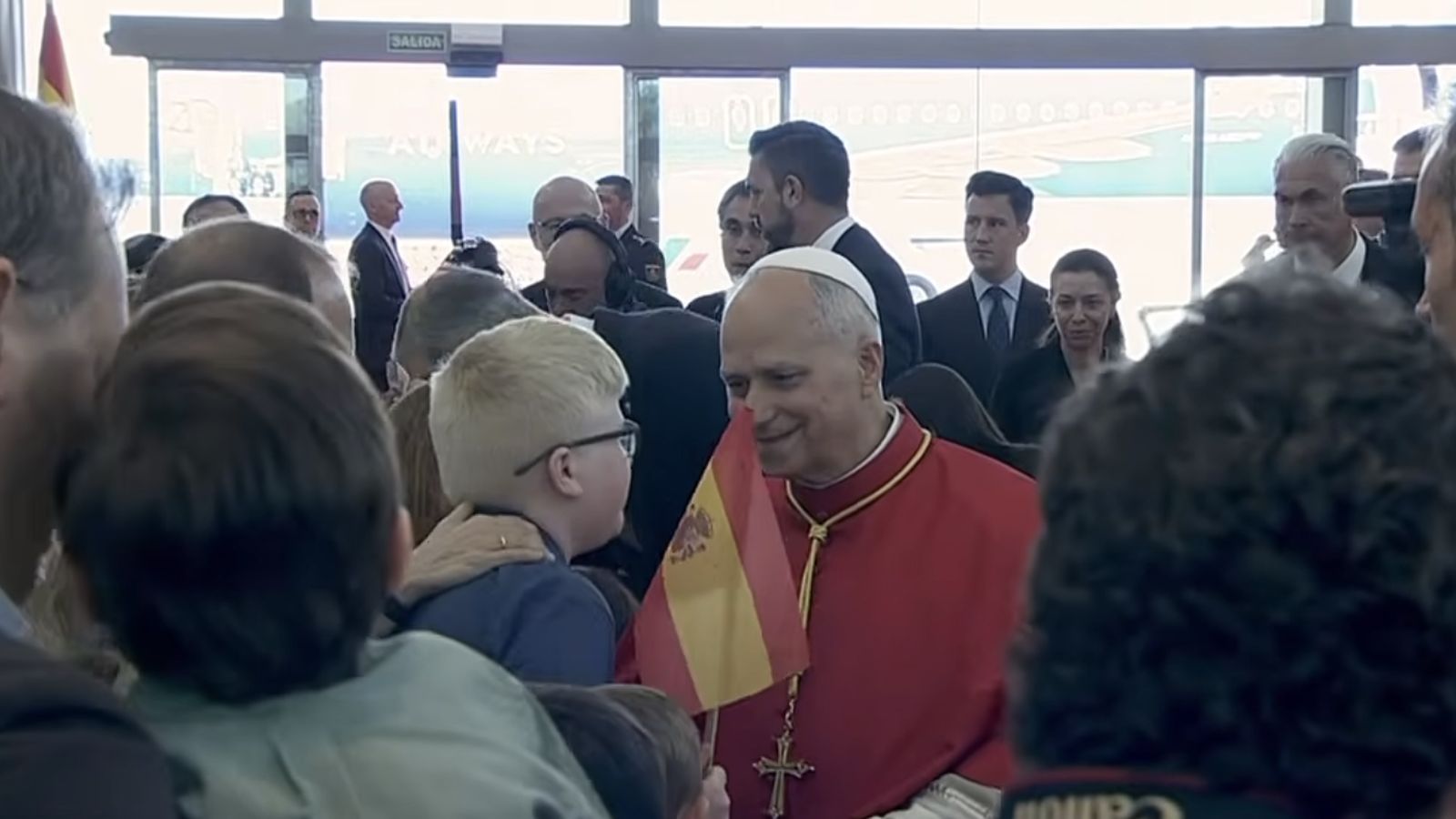 El Papa y los Reyes saludan a los niños en Barajas