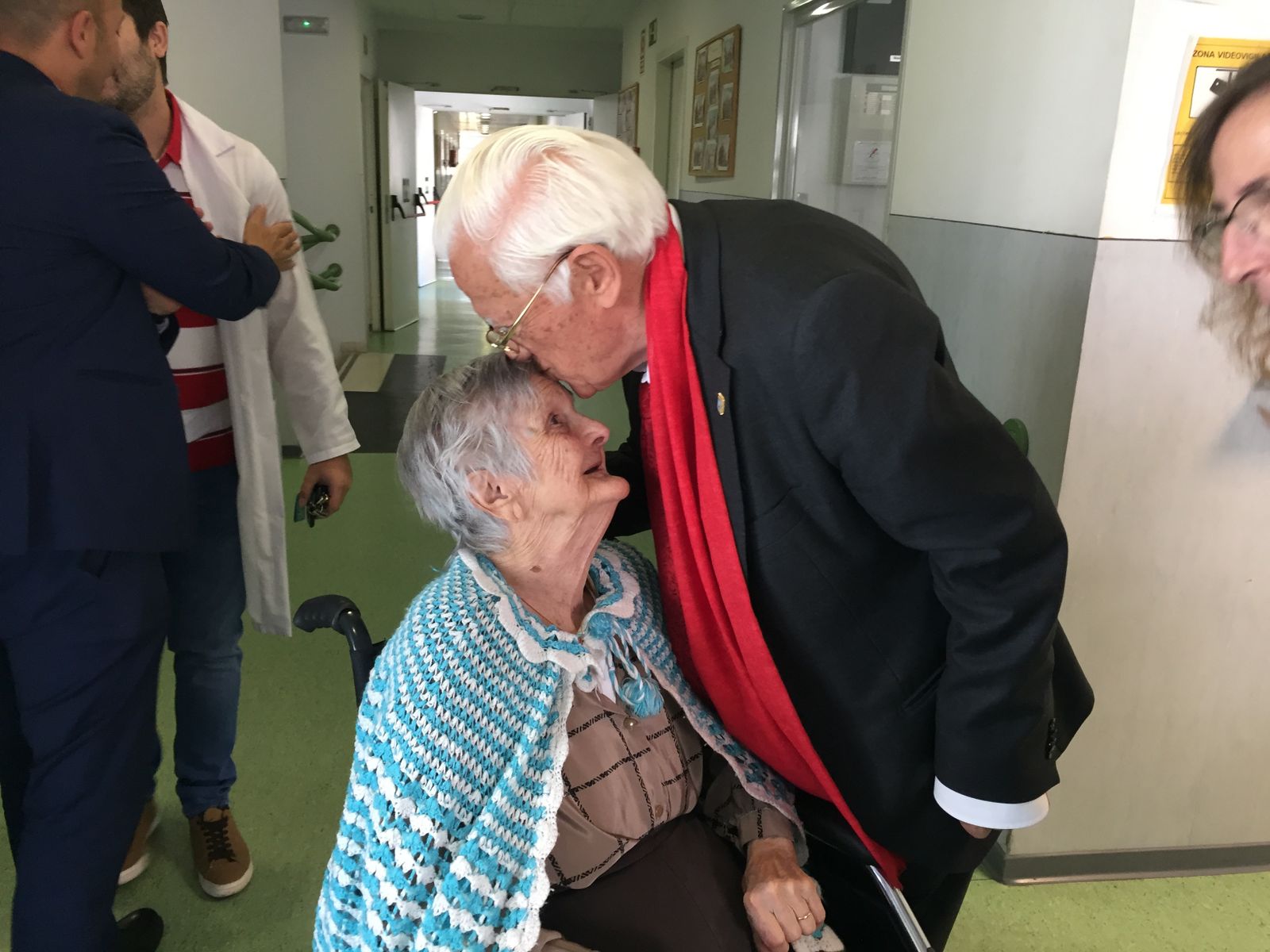 El padre Ángel besa a una anciana residente