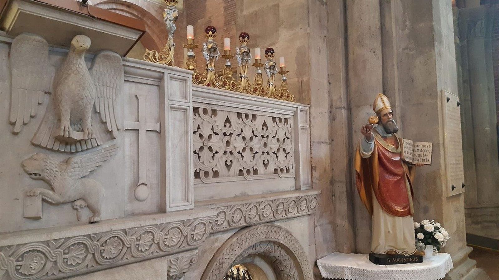 La estatua de san Agustín en la basílica de San Pietro in Ciel d'Oro